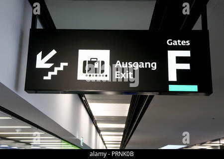 Wien, Österreich - 4. JANUAR 2018: Richtung Zeichen von Schwechat International Airport in Wien. Stockfoto