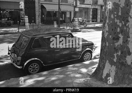 Vintage Mini Cooper in den Straßen von Paris. Stockfoto