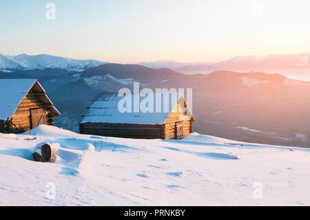 Winterlandschaft in einem Bergdorf. Holz- Häuser und Hütten im Schnee Stockfoto