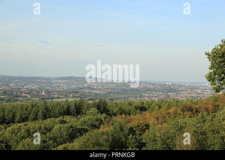 Ein Blick von der Clent Hügeln mit Turners Hill am Horizont sichtbar. Stockfoto