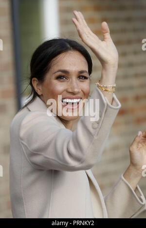 Die Herzogin von Sussex erfüllt die Einheimischen an Der Joff, peacehaven Youth Center, East Sussex, als Teil von ihr und der Herzog von Sussex des ersten gemeinsamen offiziellen Besuch in Sussex. Stockfoto