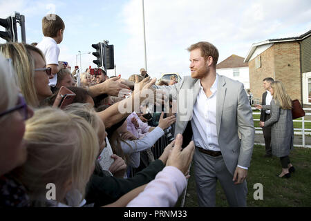 Der Herzog von Sussex erfüllt die Einheimischen an Der Joff, peacehaven Youth Center, East Sussex, als Teil seiner und der Herzogin von Sussex ersten Gemeinsamen offiziellen Besuch in Sussex. Stockfoto