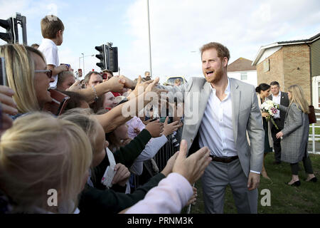 Der Herzog von Sussex erfüllt die Einheimischen an Der Joff, peacehaven Youth Center, East Sussex, als Teil seiner und der Herzogin von Sussex ersten Gemeinsamen offiziellen Besuch in Sussex. Stockfoto