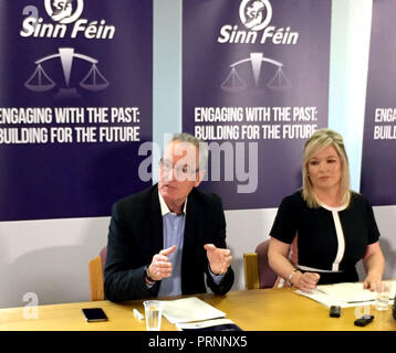 (Von links nach rechts) Gerry Kelly, Michelle O'Neill und Linda Dillon von Sinn Fein im Parlamentsgebäude in Stormont während einer Pressekonferenz, während die Partei ihre Antwort auf die Regierungskonsultation zu Altvorschlägen einleitet. Stockfoto