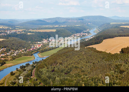 Luftaufnahme der schönen Elbe, Wald und Bad Schandau Stadt in Deutschland Stockfoto