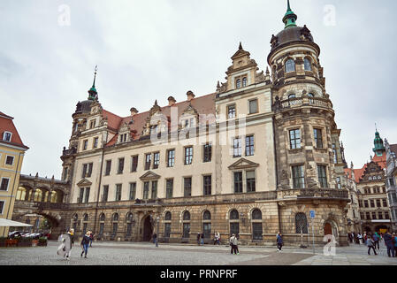 Deutschland, Dresden - 26. JUNI 2018: Touristen zu Fuß auf der Straße in der Nähe von alten historischen Gebäuden Stockfoto