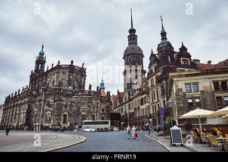 Deutschland, Dresden - 26. JUNI 2018: die Reisenden zu Fuß in der Nähe der alten Kathedrale der Heiligen Dreifaltigkeit Stockfoto