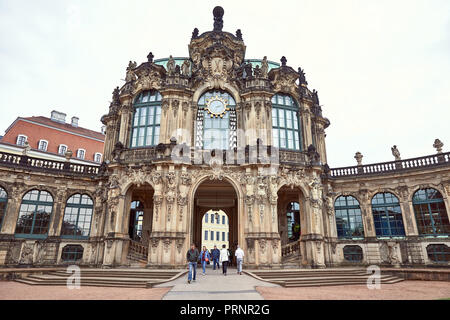 Deutschland, Dresden - 26. JUNI 2018: Reisende wandern Schloss im barocken Stil zu Zwinger Stockfoto