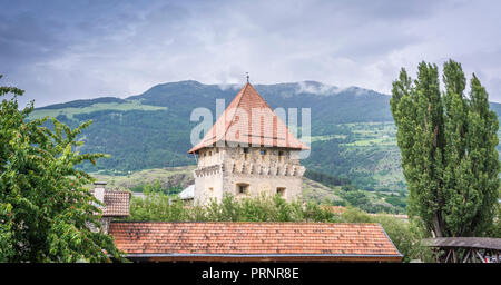 Glurns (Glums) in Südtirol/Trentino Alto Adige, Italien. Glurns (Glums) in Südtirol/Trentino Alto Adige, Italien. Kirchturm mit der Stadt Wal Stockfoto