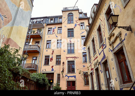 Deutschland, Dresden - 26. JUNI 2018: Gebäude mit street art in der kunsthofpassage künstlerischen Umgebung Stockfoto