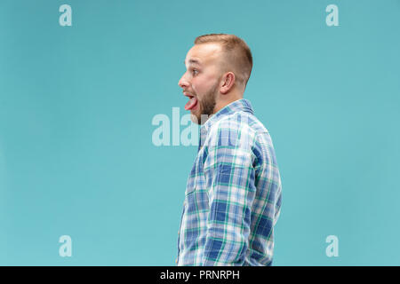 Mann seine Zunge heraus im Studio. Die verrückten Mann. Die menschlichen Gefühle, Mimik Konzept. Stockfoto