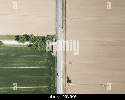 Luftaufnahme von einsame Straße mit Agro Felder auf Seiten, Italien Stockfoto