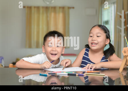 Glückliche Kinder malen Bilder mit bunten Stiften, Bildung Konzept Stockfoto