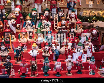 Holzspielzeug auf Weihnachtsmarkt Hannover Abschaltdruck Stockfoto