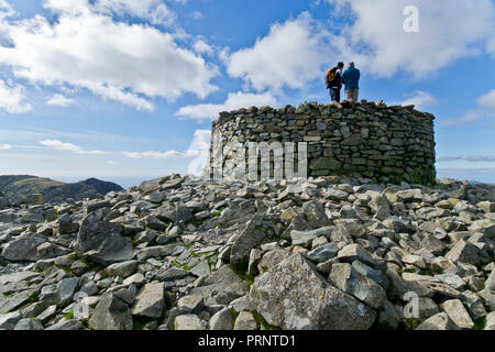 Wanderer auf dem Gipfel des Scafell Pike, der höchste Berg in England Stockfoto