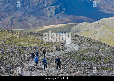 Wanderer in absteigender Reihenfolge von der auf dem Gipfel des Scafell Pike, der höchste Berg in England Stockfoto