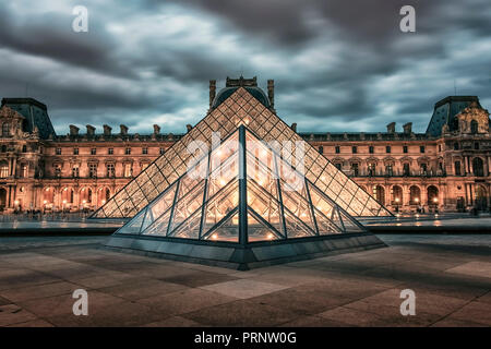 Le Louvre museum in Abend