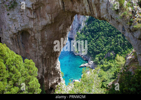 Arco Naturale, Natural Arch auf Capri, Insel, Golf von Neapel, Kampanien, Italien Stockfoto