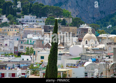 Blick auf die Altstadt von Capri Stadt, Kuppel der Kirche Santo Stefano, die Insel Capri, Golf von Neapel, Kampanien, Italien Stockfoto