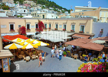 Straßencafés auf der Piazza Umberto I, Insel Capri, Golf von Neapel, Kampanien, Italien Stockfoto