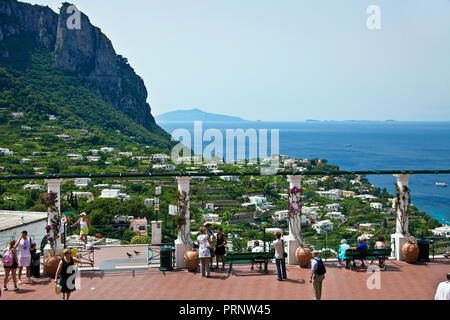 Touristen im Panorama Terrasse, Piazza Umberto I, Insel Capri, Golf von Neapel, Kampanien, Italien Stockfoto