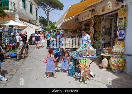 Touristen in Souvenirläden, Anacapri, Capri, Golf von Neapel, Kampanien, Italien Stockfoto