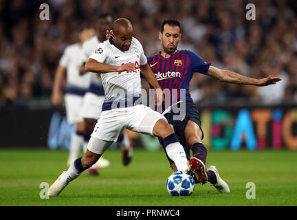 Tottenham Hotspurs' Rodrigues Lucas Moura und Barcelonas Sergio Busquets (rechts) während der UEFA Champions League, Gruppe B Match im Wembley Stadion, London. Stockfoto