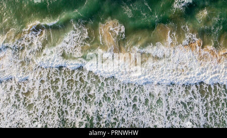 Luftbild des dramatischen schäumenden Wellen im Meer, Ashdod, Israel Stockfoto