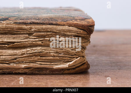 Nahaufnahme eines alten Vintage Buch Ecke mit destressed verknitterte Seiten Stockfoto