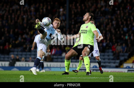 Blackburn Rovers" Harrison Reed hat sein Schuss blockiert von Sheffield United Jack O'Connell, während der Himmel Wette WM-Spiel im Ewood Park, Blackburn. Stockfoto