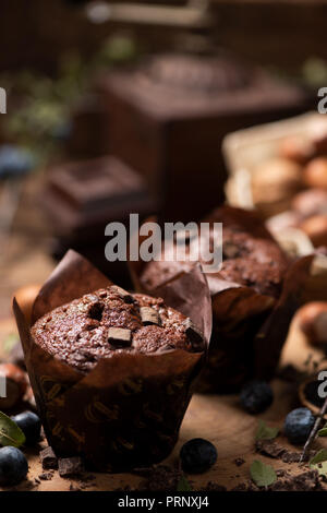 Hausgemachte Muffins auf hölzernen Tisch Stockfoto