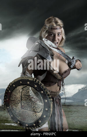 Alte Frau Krieger oder Gladiator posiert im Freien mit Schwert und Schild Stockfoto