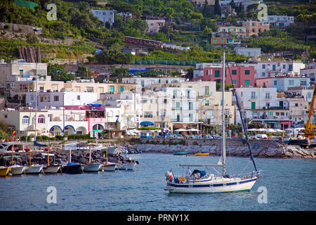 Segelboot auf Marina Grande, Capri, Insel, Golf von Neapel, Kampanien, Italien Stockfoto