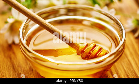 Honig im Glas Schüssel. Close-up. Gesunde organische. Süße nachspeise Hintergrund Stockfoto
