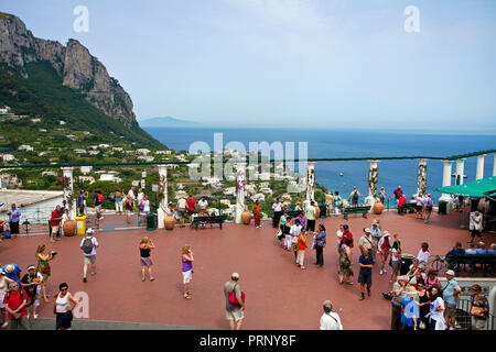 Touristen im Panorama Terrasse, Piazza Umberto I, Insel Capri, Golf von Neapel, Kampanien, Italien Stockfoto