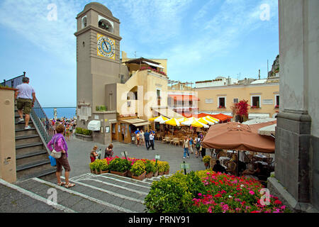 Glockenturm der Kirche Santo Stefano an der Piazza Umberto I, Insel Capri, Golf von Neapel, Kampanien, Italien Stockfoto