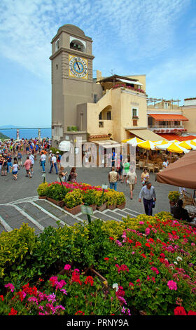 Glockenturm der Kirche Santo Stefano an der Piazza Umberto I, Insel Capri, Golf von Neapel, Kampanien, Italien Stockfoto