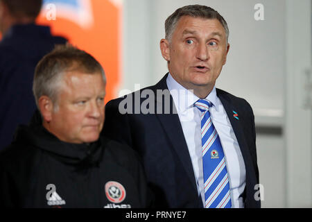 Blackburn Rovers Manager Tony Mowbray (rechts) vor dem Spiel mit Sheffield United Manager Chris Wilder (links), während der Himmel Wette WM-Spiel im Ewood Park, Blackburn. Stockfoto