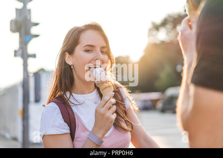 Selektiver Fokus der lächelnde Frau Eis essen Stockfoto