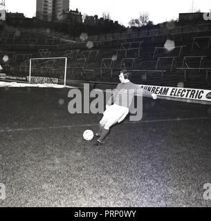 1970, Oktober, Charlton Althetic Football Club, Bild neue Unterzeichnung des Clubs, Mittelfeldspieler, Walthamstow geboren, Dennis Bond zeigt auf dem Spielfeld in Streifen mit einer Kugel. Stockfoto