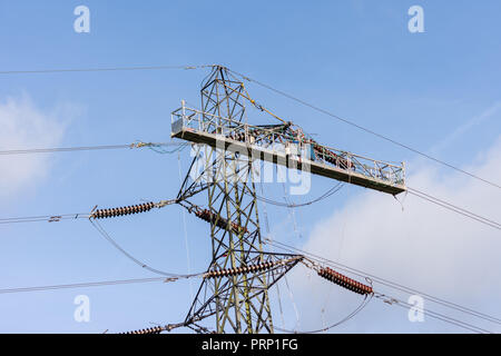 Eine temporäre Arbeit Plattform zu einem Strom pylon für Arbeitnehmer beigefügte Power line Austausch durchführen Stockfoto