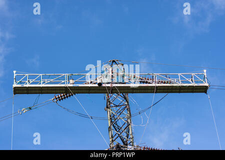 Eine temporäre Arbeit Plattform zu einem Strom pylon für Arbeitnehmer beigefügte Power line Austausch durchführen Stockfoto