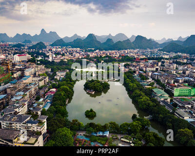 Luftaufnahme von Guilin Park mit zwei Pagoden in Guangxi, China Stockfoto