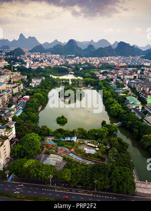 Luftaufnahme von Guilin Park mit zwei Pagoden in Guangxi, China Stockfoto