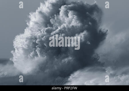 Big Wave abstürzt. Schwarze und weiße Farben Blau. Stockfoto