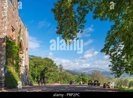 Die Besucher vor dem Eingang des Muncaster Castle mit Blick nach unten Eskdale, Ravenglass, Nationalpark Lake District, Cumbria, Großbritannien Stockfoto