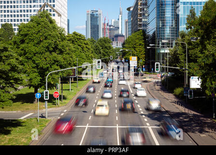 Frankfurt, Deutschland, 26. Juni 2018, die Verkehrsbelastung auf mehrspurige Autobahn mit Pkw, Lkw und Busse, in der Nähe der Frankfurter Messe. Wolkenkratzern, Stockfoto