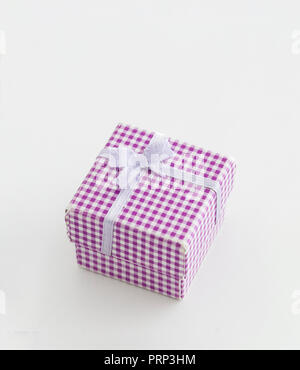 Kleines Geschenk box Weiß und Rosa auf weißem Hintergrund mit Bow Tie Stockfoto