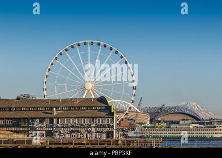 SEATTLE, WA, USA - 24. Juli: Seattle Aquarium, tolles Rad, CenturyLink Feld, Safeco Field und Mount Rainier am 24 Juli, 2018 in Seattle, Washington Stockfoto