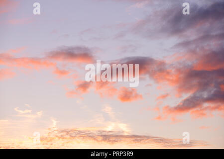 Sonnenuntergang mit warmen Fluffy Clouds - violett pink orange sky Stockfoto